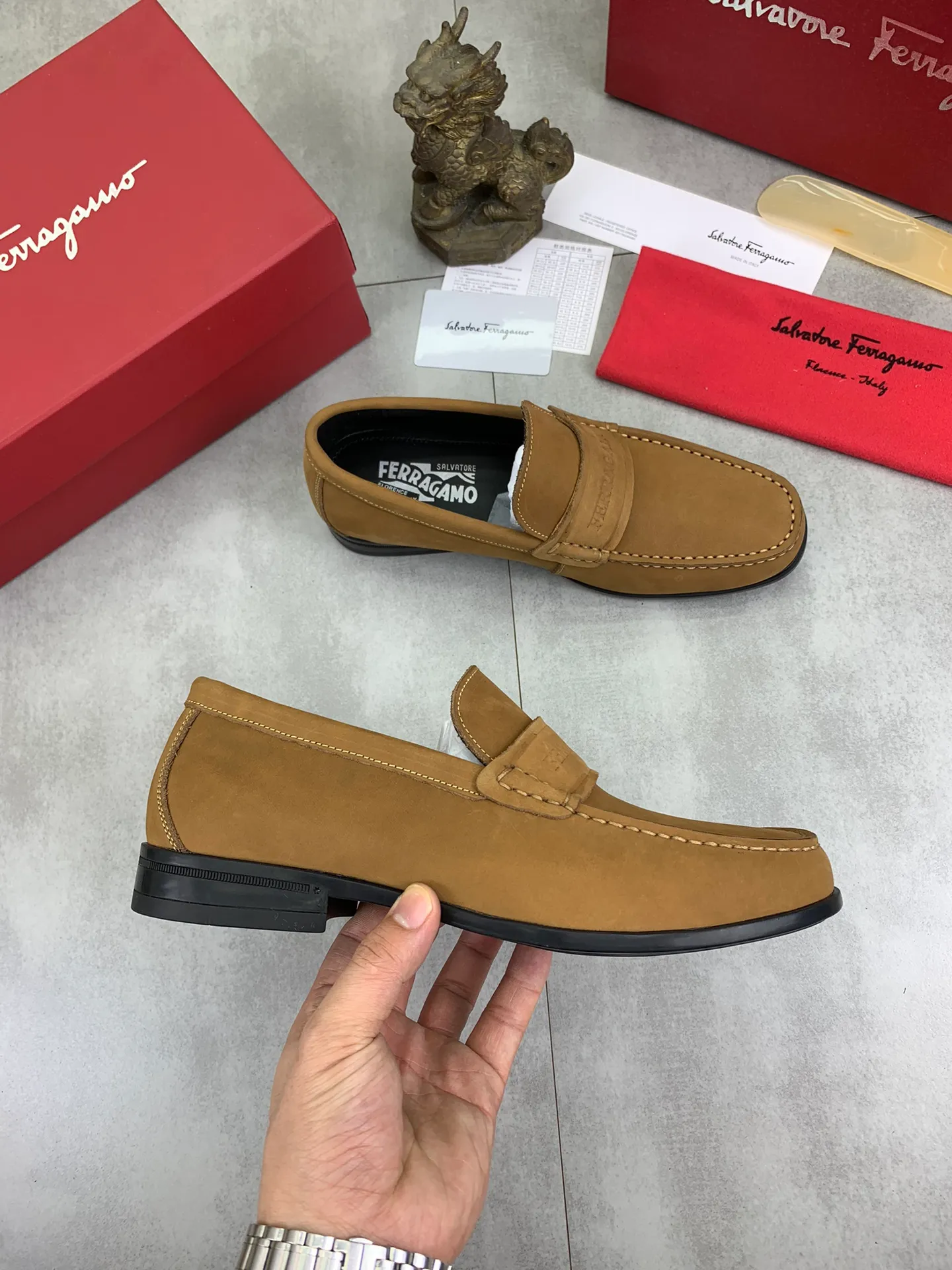 Men's Men's Shoes 💰P460💰[New Style] Water-dyed Niuli 🆘[Salvatore Ferragamo] Ferragamo's latest casual business leather shoes for men! Available at counters simultaneously! The fabric is made of specially imported original calfskin, and the interior is made of imported water-dyed cowhide. It is absolutely luxurious and leads the fashion trend. Matching code: 38-45; 3⃣️ colors available